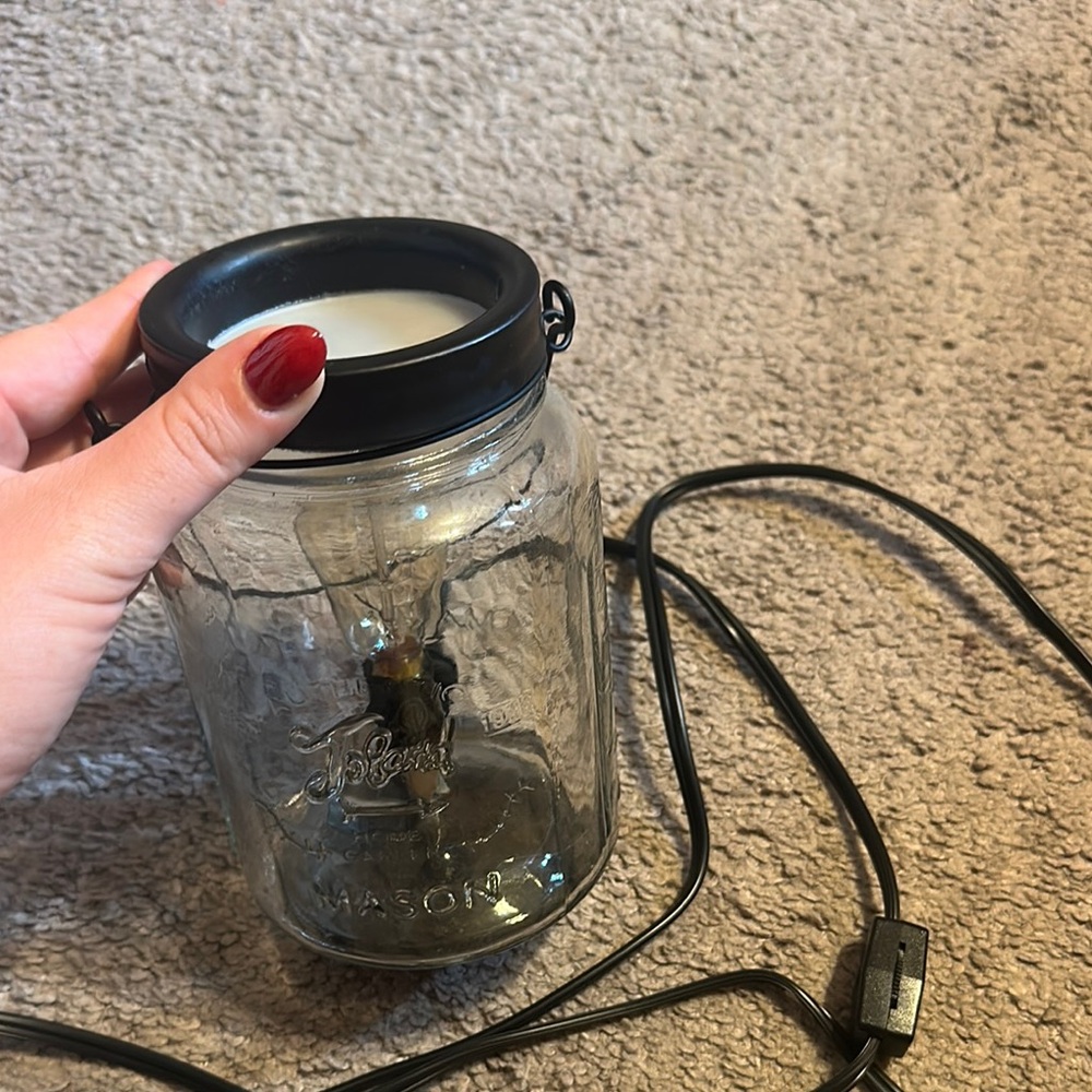 Mason Jar wax melter with Black Lid